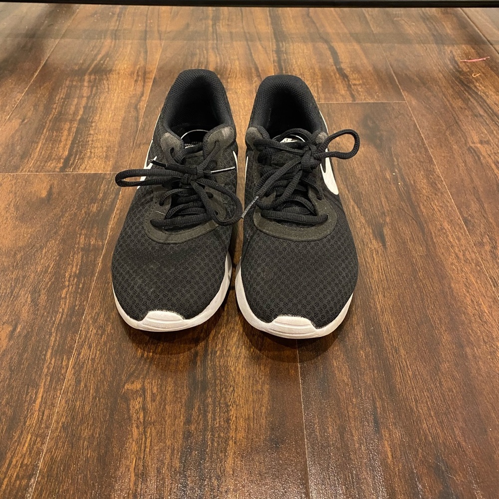 Great condition black/white Nike running shoes